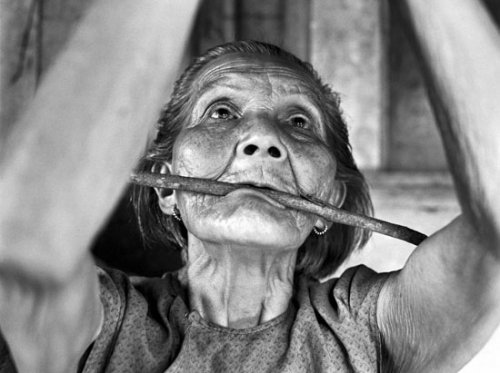 林爱兰，1926年生，现年81岁，临高南宝镇松梅村人。20多岁时被日本人抓去，用木棍塞住嘴巴，双手吊起往死里打，晚上就奸淫她，迫她为慰安妇。她的右大腿筋骨被日本人打断，造成至今残废不能正常行走