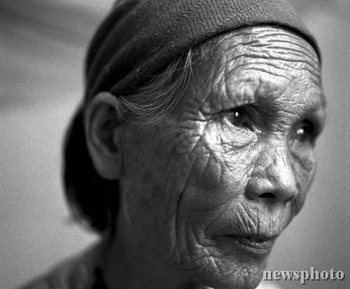 林亚金，黎族，1925年生，80岁，保亭县南林乡罗葵什号村人。1943年10月被日军抓走，第二天就被3个日军轮奸，10天后又被带到南林村日军据点，关在一间小铁皮房里，继续充当“慰安妇”。