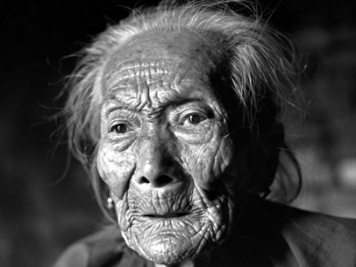 林石姑，生于1920年，现年85岁，陵水县光坡镇港坡村人。1940年她被日军抓到日本军部（现在陵水县的红岭）充当“慰安妇”，因为反抗，她的胳膊被日军打断，至今残废，在遭日军性蹂躏期间，曾多次自杀未遂。