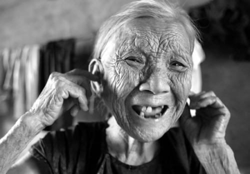 王志凤，现年77岁，原澄迈山口乡美万村人。王志凤17岁时在去外祖婆家舂米回到半路时被日本兵抓去，在山口乡大云市子日军部，当“慰安妇”并挖战壕。王志凤已耳聋多年，两脚有关节炎。她说日本仔投降时也不知道。