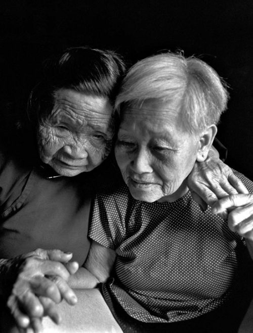 符桂英，1919年3月出生，现年82岁，原系澄迈县福山镇美傲村人。1941年7月开始符桂英被日本人侮辱有几年之久。这是和符桂英（左）一起被日本人抓干苦工的同村人符玉开（81岁）在一起回忆往事。