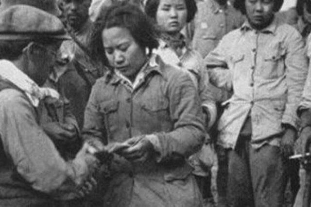 拍下真实老照片，被日军俘虏的女人无惧无畏，让中国人骄傲