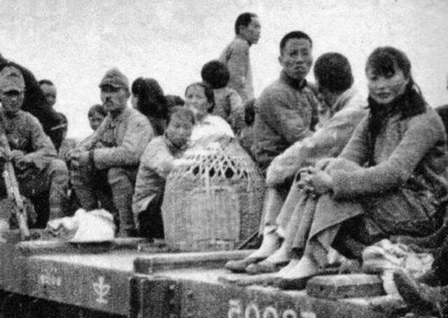 拍下真实老照片，被日军俘虏的女人无惧无畏，让中国人骄傲