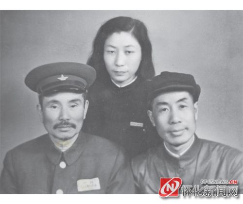 1951 年5 月，涂西畴、陈策( 前左)、张育民三人在长沙合影。（图片来源：辰溪县文物管理所）