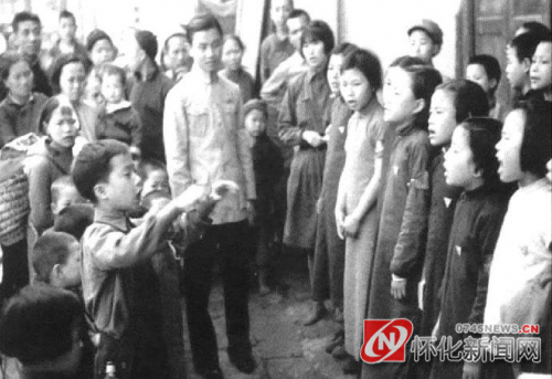 抗战期间，湖大学生在辰溪街头教唱爱国歌曲。