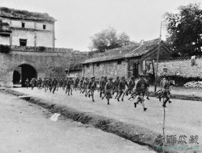 驻宛平的中国军队紧急奔赴卢沟桥战场。