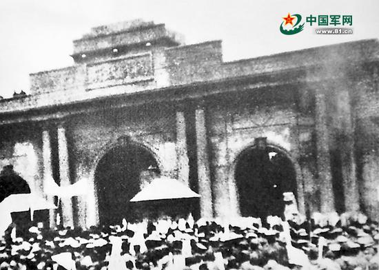1931年9月28日，南京、上海的学生在南京国民政府门前集会示威，要求国民党出兵抗日。