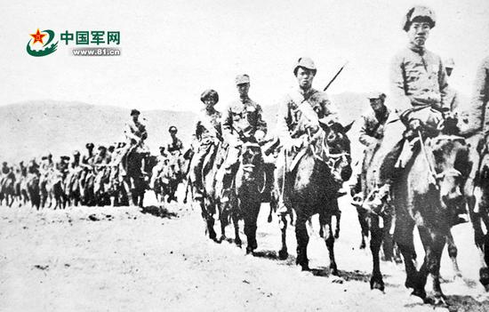 在中国共产党推动和帮助下，西北军将领冯玉祥和共产党人吉鸿昌合作，1933年5月在张家口组织了察绥抗日同盟军。这是开赴前线的抗日同盟军骑兵团。