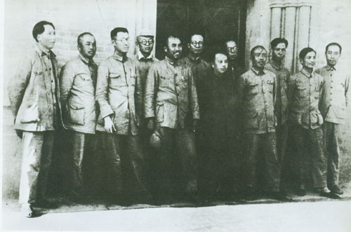 1938年9月29日，彭德怀与六届六中全会主席团成员们的合影。左起：毛泽东、彭德怀、王稼祥、张闻天、朱德、博古、王明、康生、项英、刘少奇、陈云、周恩来。