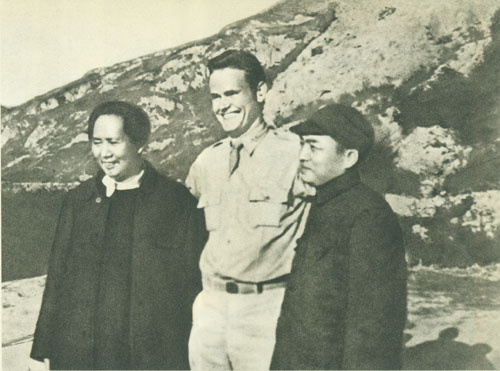 1944年，彭德怀与毛泽东和美军观察组成员在延安合影。