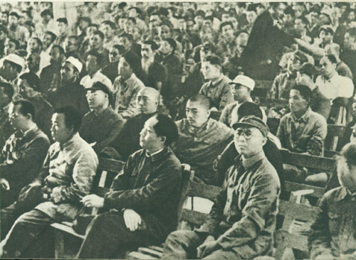 1945年，彭德怀在延安杨家岭中央大礼堂。前排右第二人起：刘伯承、毛泽东、朱德、聂荣臻。二排右一为彭德怀。