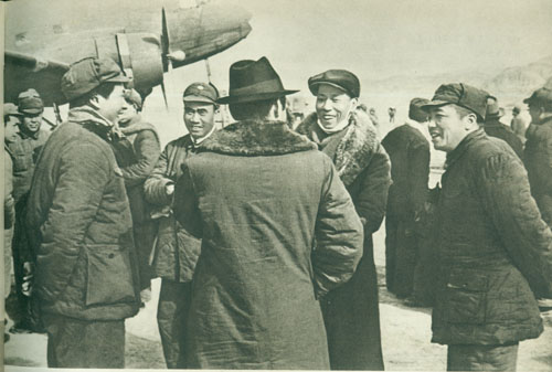1946年1月27日，彭德怀在延安机场迎接出席蒋介石在重庆召开的政治协商会议会议，由重庆返回延安向党中央汇报的周恩来。左起：毛泽东、朱德、周恩来、刘少奇、彭德怀。