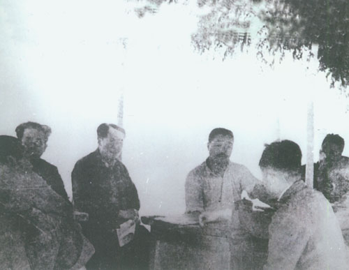 1947年7月21日至23日，彭德怀出席在陕北靖边县小河村召开的中共中央领导会议。左起：彭德怀、任弼时、毛泽东、贺龙，左六为王震。