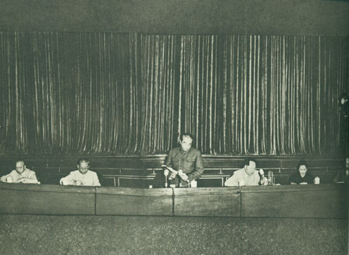 1953年9月12日，彭德怀在中央人民政府委员会举行的第二十四次会议上作《关于志愿军抗美援朝工作的报告》。主席台上左起：李济深、刘少奇、彭德怀、毛泽东、宋庆龄、张澜。
