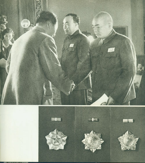 1955年9月27日，彭德怀在北京中南海怀仁堂举行的授予元帅军衔及勋章典礼上，接受毛泽东主席授予的中华人民共和国元帅军衔及一级八一勋章、一级独立自由勋章和一级解放勋章。