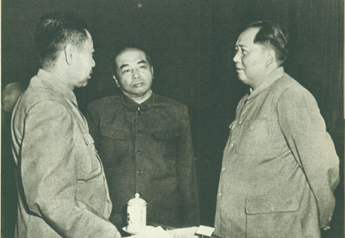 1956年9月，时为中共中央政治局委员的彭德怀和毛泽东主席、周恩来副主席在中国共产党第八次全国代表大会上。