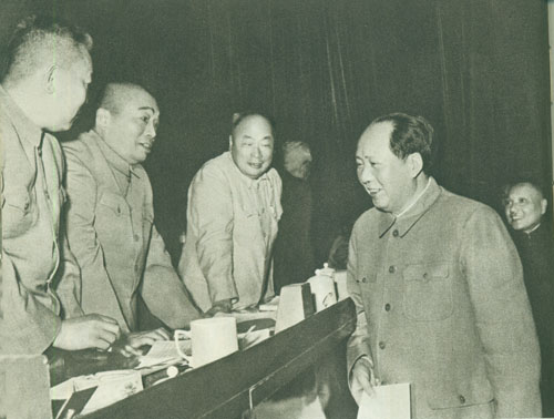 1958年5月5日至23日，彭德怀在于北京举行中国共产党第八次全国代表大会第二次会议上，与毛泽东亲切交谈。