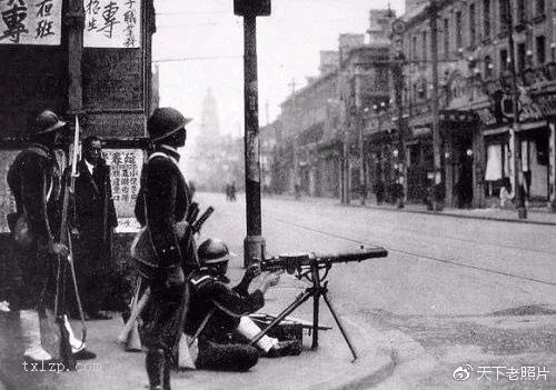 日本占领军在四川北路架起机枪，街上一片萧条