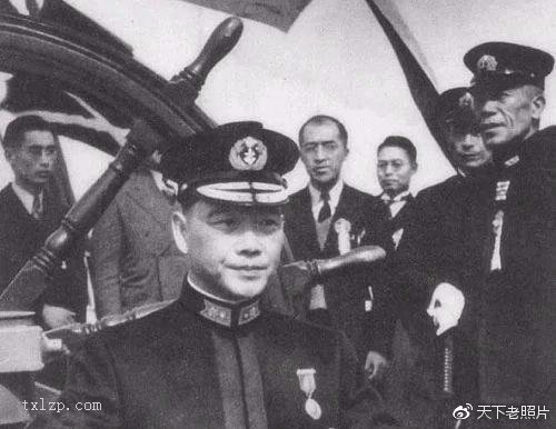 汪精卫在南京成立维新政府，成为日本人傀儡