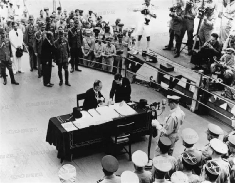 图：1945年9月2日 日本代表在“密苏里”号战列舰上签署投降书