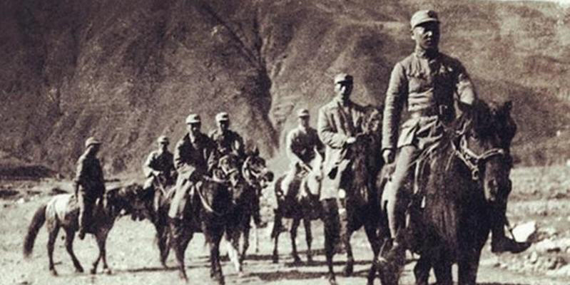 1937年9月，115师师长林彪（右1）、副师长聂荣臻（右2）率部队向敌后挺进