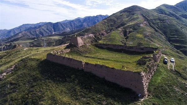 茹越口旁的古代要塞和烽火台