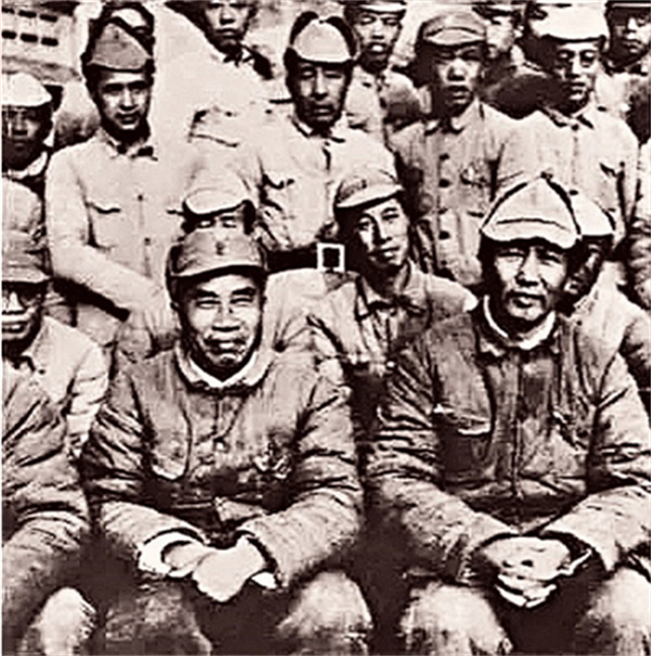 1942年，毛泽东、朱德与高级干部在延安.jpg