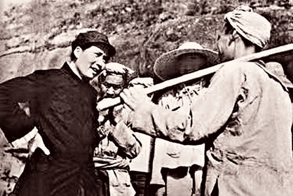 1939年，毛泽东同志与杨家岭农民亲切谈话.jpg