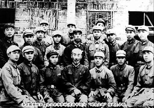 李云鹏牺牲后，其父亲李梦祥(前排中间)与“刘老庄连”指战员合影。