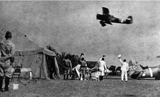 1937年9月，“加贺”号的一架九二式舰攻自公大机场起飞执行空袭任务，地面人员挥舞战斗帽欢送