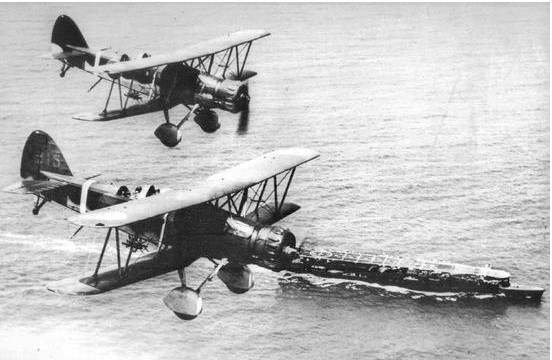 1938年，航行于华南沿海、执行对广州空袭任务时的“龙骧”号轻型航母，空中可见2架双翼九六式舰攻