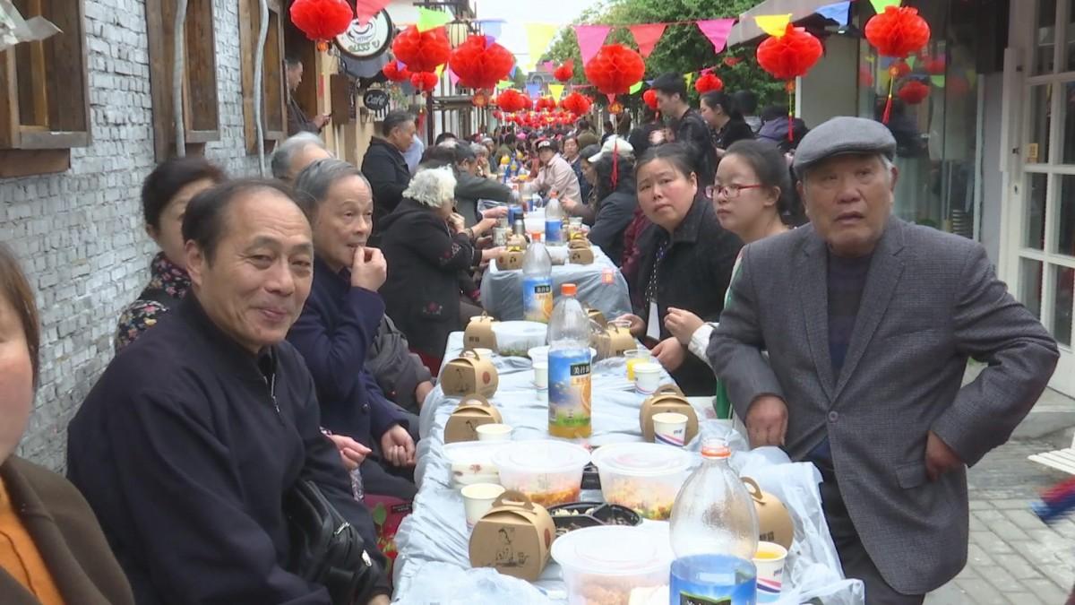 为抗战老兵百岁庆生，泰州钟楼巷里摆起了长街宴！