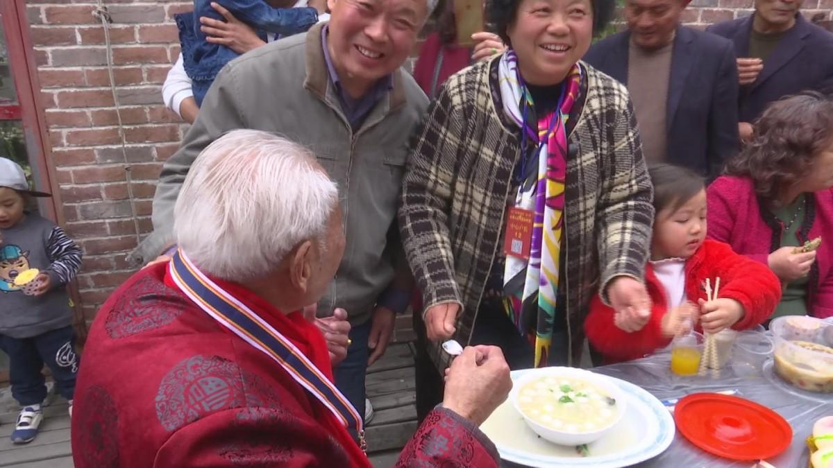 为抗战老兵百岁庆生，泰州钟楼巷里摆起了长街宴！