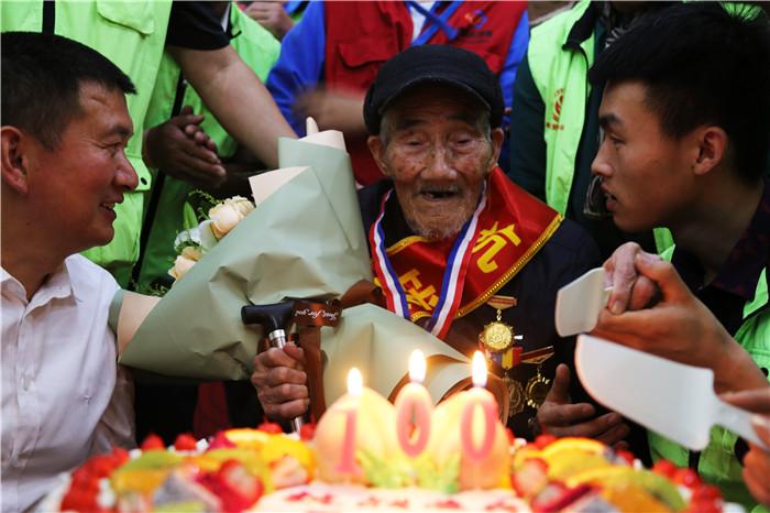 阜阳太和籍抗战老兵王世英百岁生日 爱心人士和志愿者为他贺寿