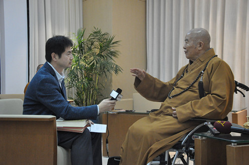 环球时报记者谷棣采访星云大师。