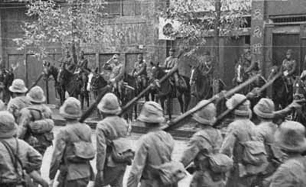 日本攻下广西南宁，大批的日军士兵正在进入南宁城。资料图片_副本.jpg