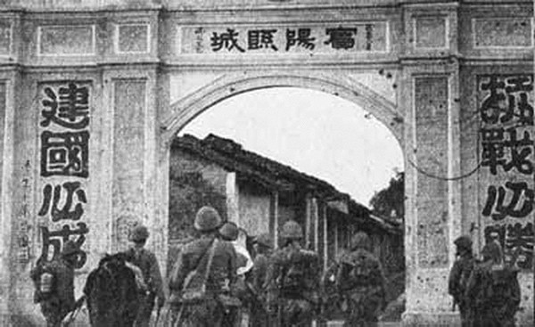 日军占领广西宾阳之后，大摇大摆地走进宾阳城。资料图片_副本.jpg