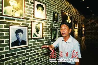 白石龙村村委书记介绍抗战时期营救文化人士的情况。　黄皓 摄
