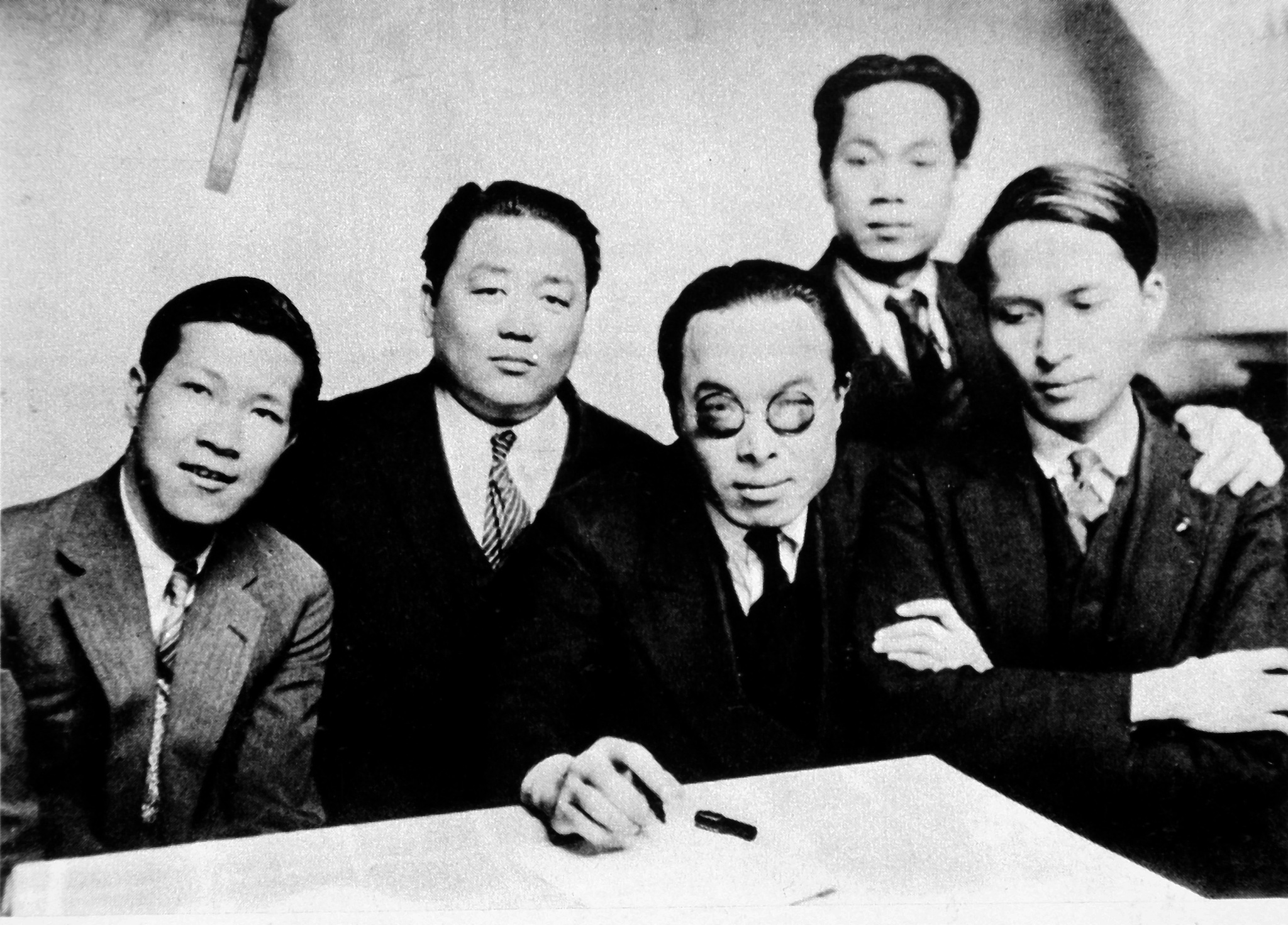 1937年8月，上海戏剧界组织救亡演剧队，冼星海（左一）