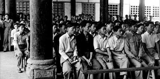 国立同济大学学生在禹王宫听报告（1943年李约瑟摄）